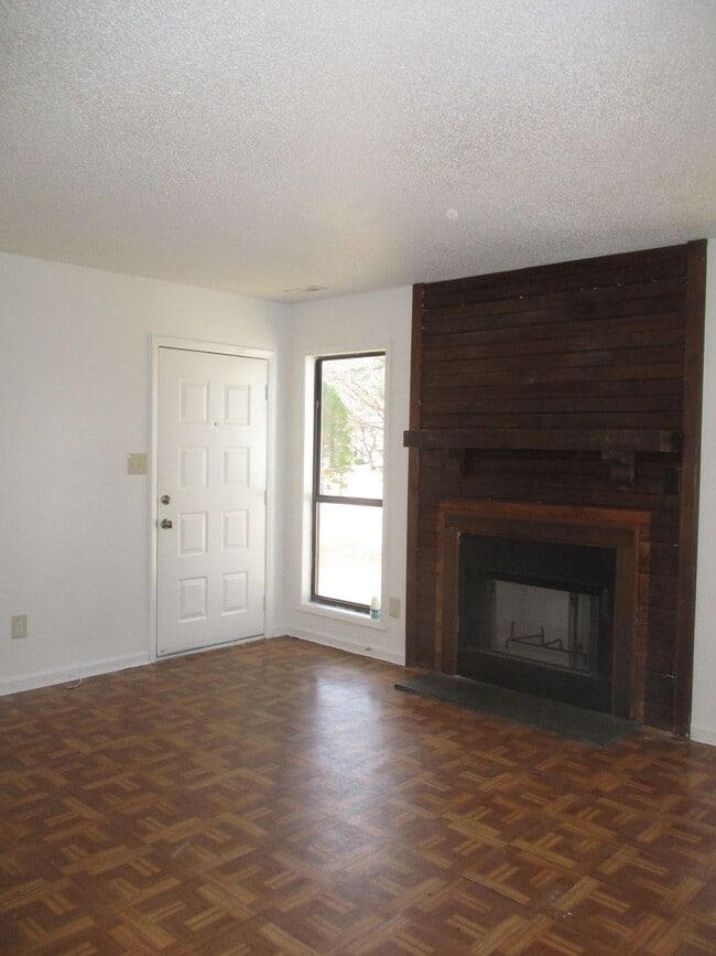 Photo - Lovely duplex close to base, shopping and area dining. Large open backyard great for cookouts. Fe...