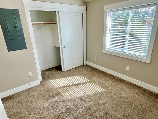 12244 NE Stanton St Unidad C