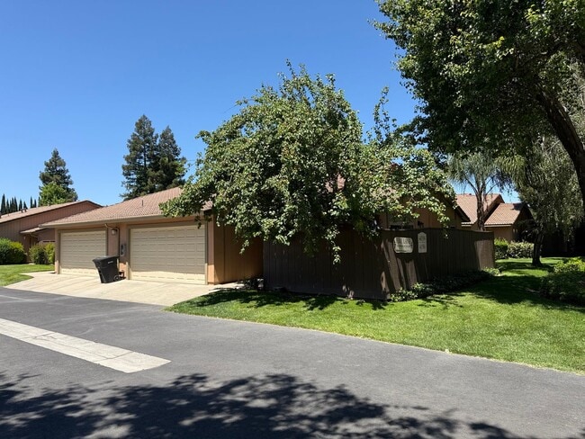 Building Photo - Single story 3 bedroom with attached Garage!