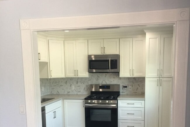 kitchen - 2110 Spaulding Ave Unit D