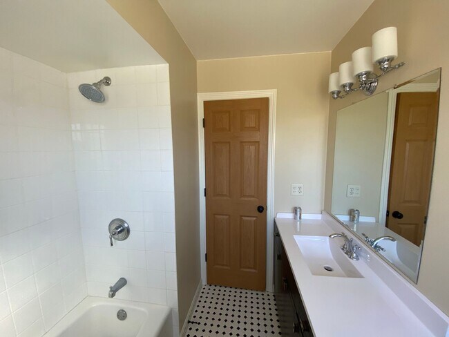 Photo - Remodeled 3 Bedroom 1.5 Bath Townhome with Full Basement Unidad 1900