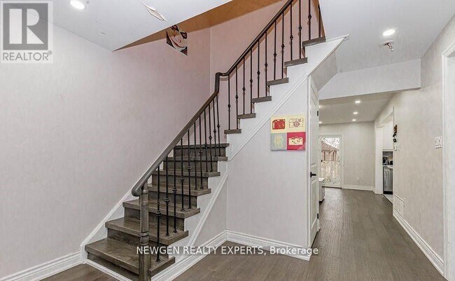 Photo - 101 Banting Crescent