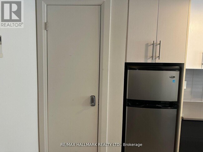 Photo - 595 St Clair Ave W Unit 5