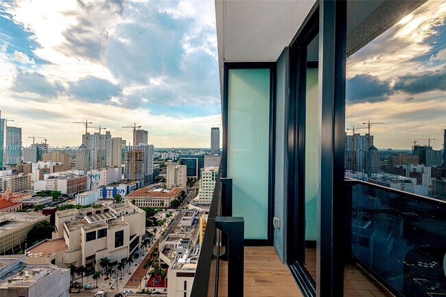 Photo - 398 NE 5th St Unidad 2415