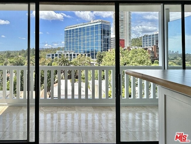Building Photo - 999 N Doheny Dr