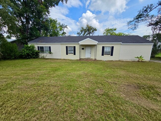 Building Photo - 3 Bed/2 Bath Home