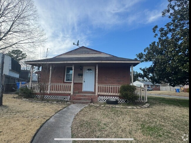 Building Photo - Three Bedroom House