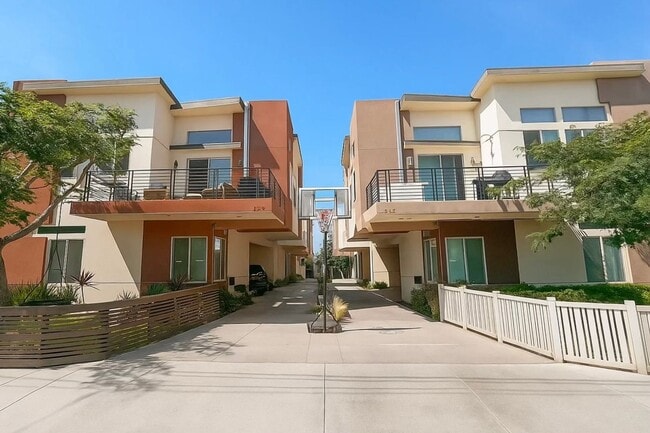 Building Photo - Rare 4-Bedroom Find in Redondo Beach Rental