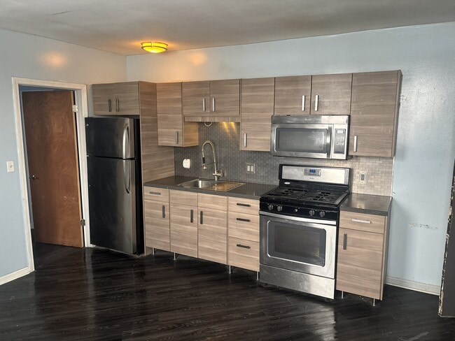 Building Photo - 2221 Brewerton Rd Unit #2