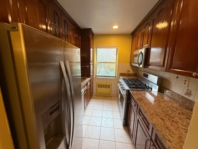 Building Photo - 63-11 110th St Unit Apt C2