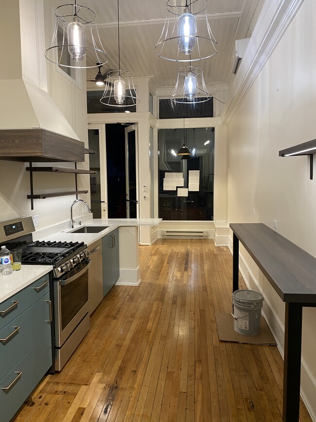 Building Photo - 1728 N Franklin Pl Unit Front Rental