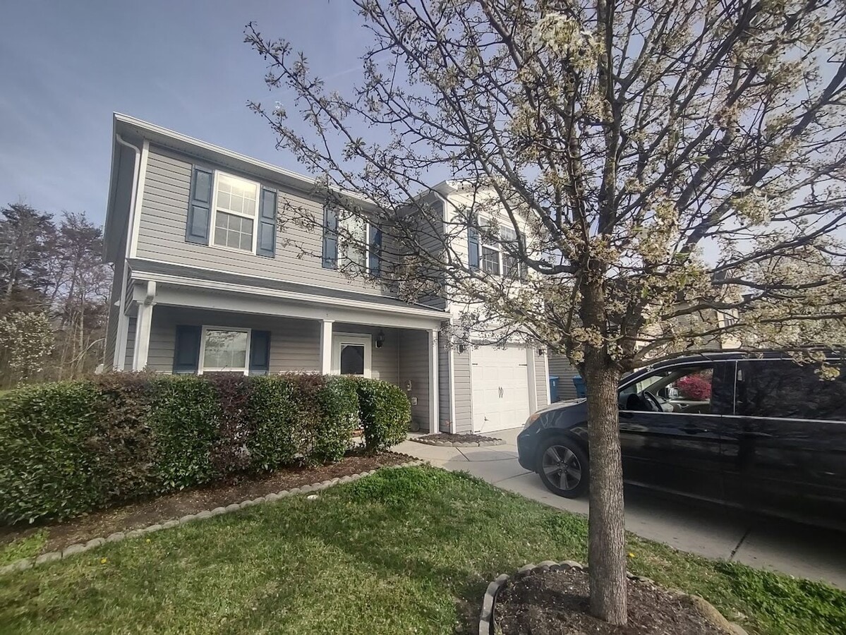 Spacious 3-Bedroom Home with Garage - Spacious 3-Bedroom Home with Garage