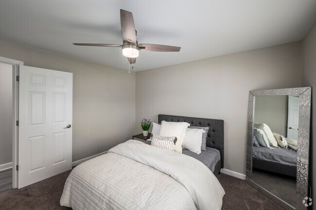 1BR, 1BA - 663SF - Bedroom