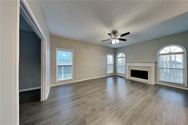 Photo - 1717 Victoria Way NW