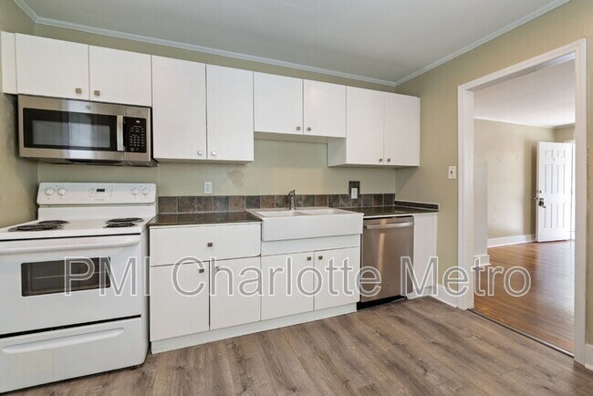 Photo - 1733 Academy St