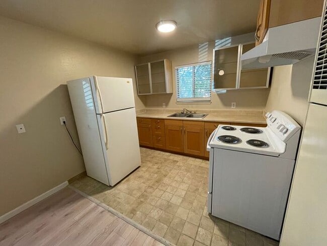 Photo - 430 E 8th St