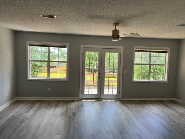 Photo - 115 W Briar Dr