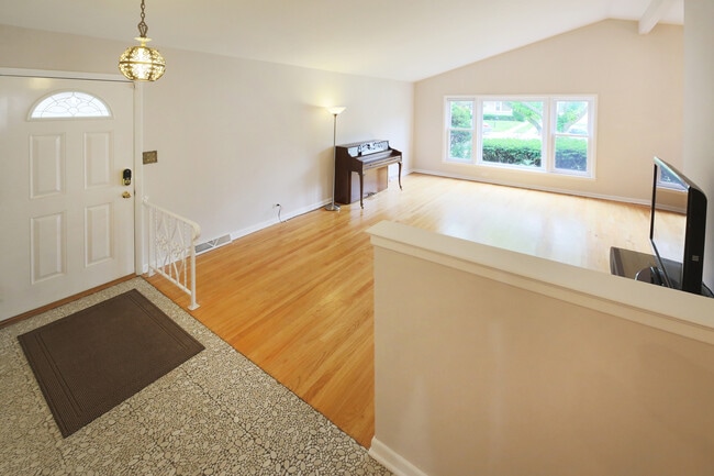 Photo - 711 Leamington Ave