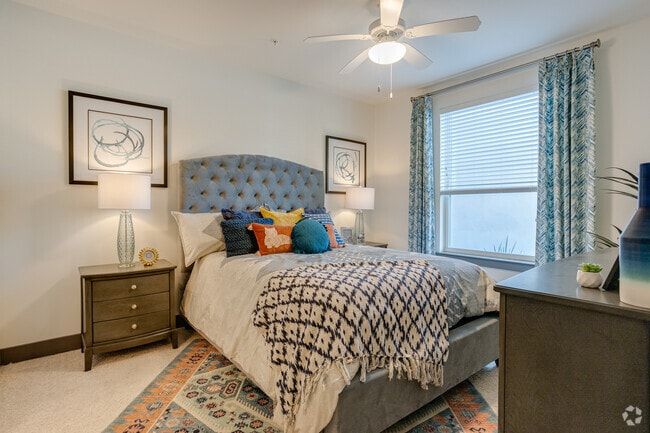 2BR, 2BA - 1,087SF