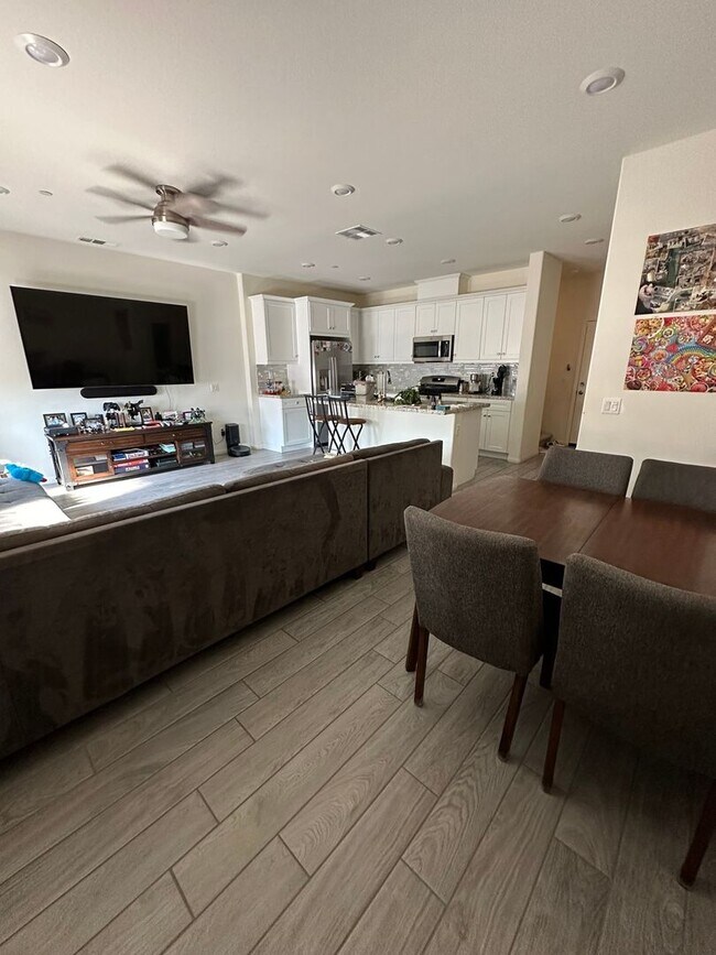 Photo - 3 Bedroom Townhome in Santa Clarita