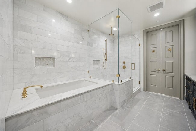 Building Photo - 1717 Bissonnet St Unit 1101