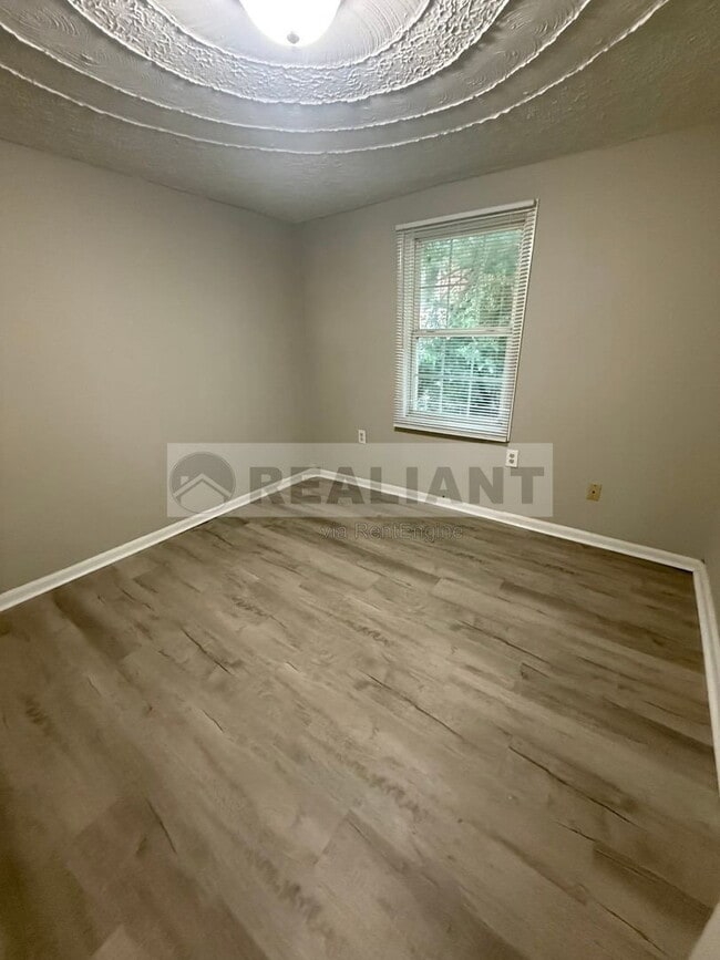 Photo - 100 Meadow Ln