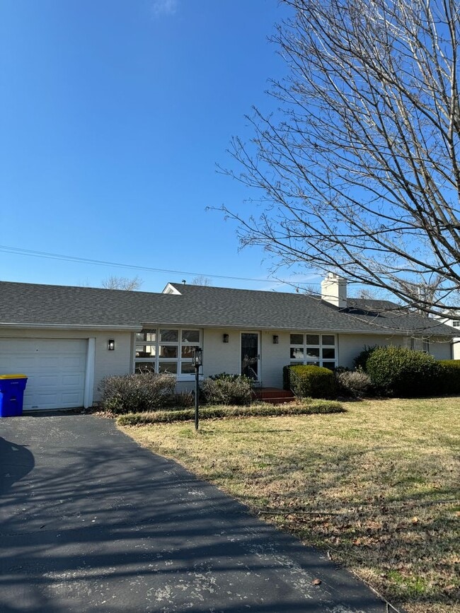 705 Hampton Dr