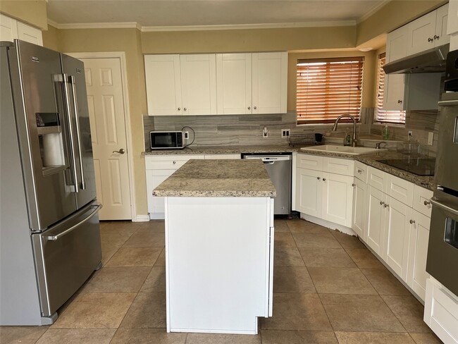 Photo - 18002 Hollywell Dr
