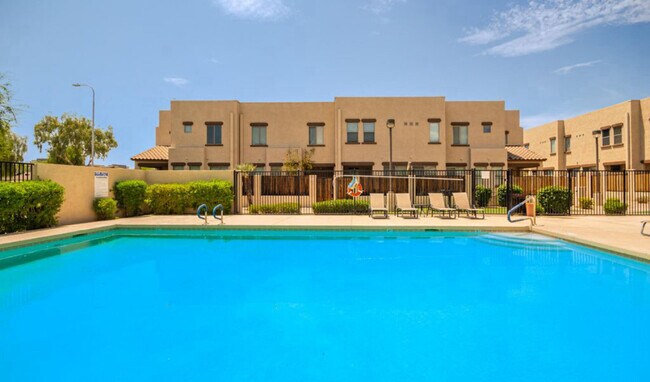 Área de piscina - 1886 E Don Carlos Ave