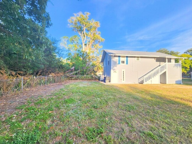 Photo - 2565 Third St