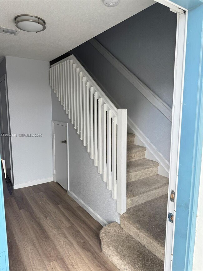 Photo - 582 SW 2nd Pl