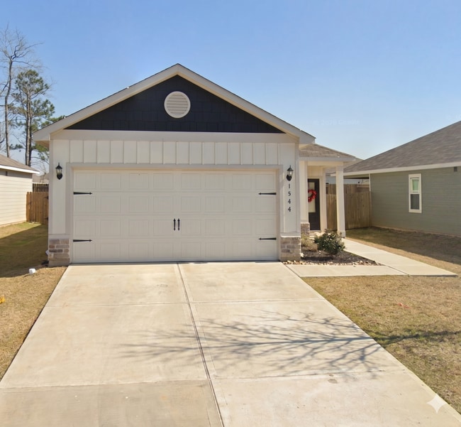 Building Photo - 15468 Maple Ter Dr
