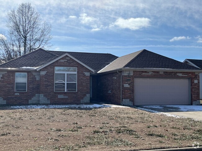 Building Photo - All the natural lighting and tons of storage! Rental