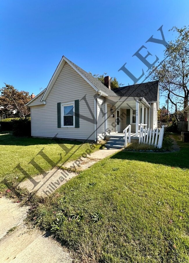 Building Photo - Charming Two Bedroom Home