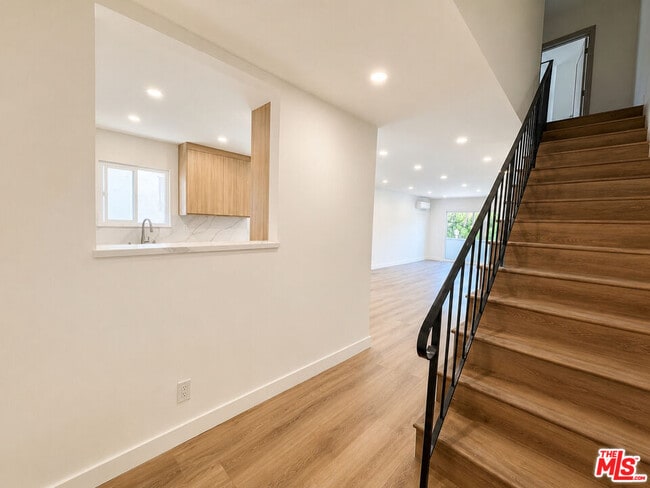 2449 Beachwood Dr