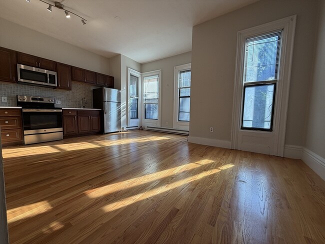 Building Photo - 28 Dartmouth St Unit 3