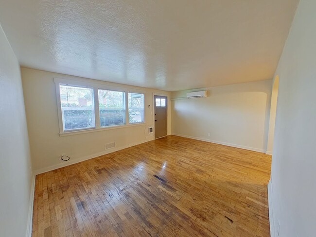 Photo - Glacier Tri-Plex Unidad 490 East 14th Ave