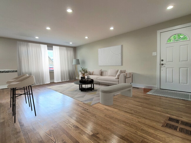 Photo - 6437 82nd St