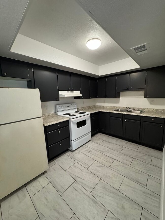 Building Photo - Saint Paul Dr Unit 3049