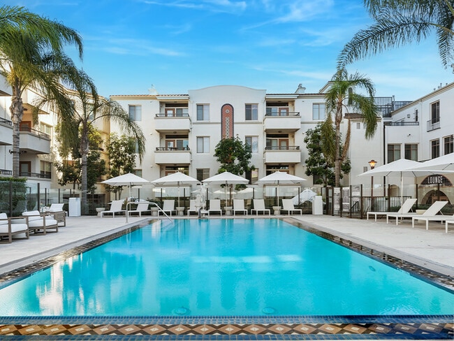 Piscina de afinidad estilo club de campo - The Glendon Apartments in Westwood