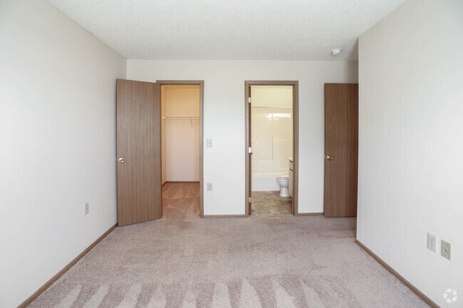 2BR, 2BA - 918SF - Bedroom
