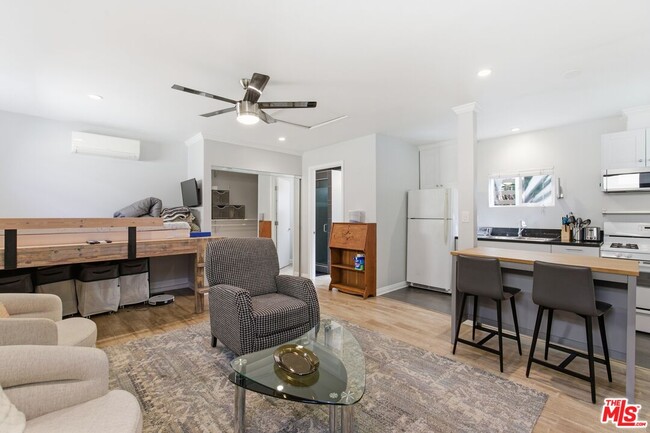 Building Photo - 4276 Kenyon Ave