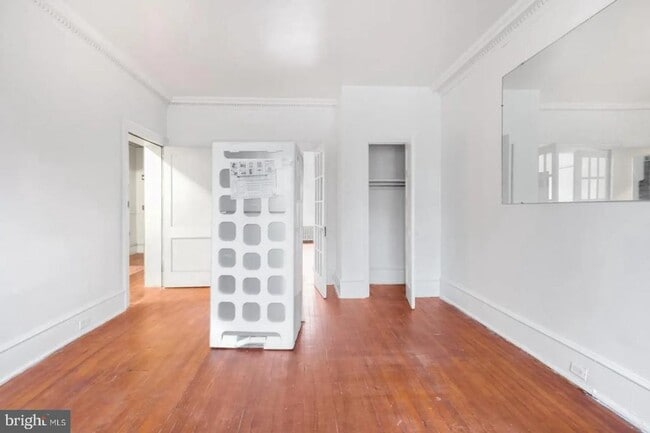Building Photo - 6500 Lincoln Dr Unit 5L