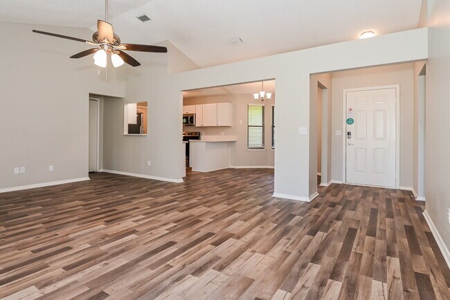 Photo - 1290 Bee St N