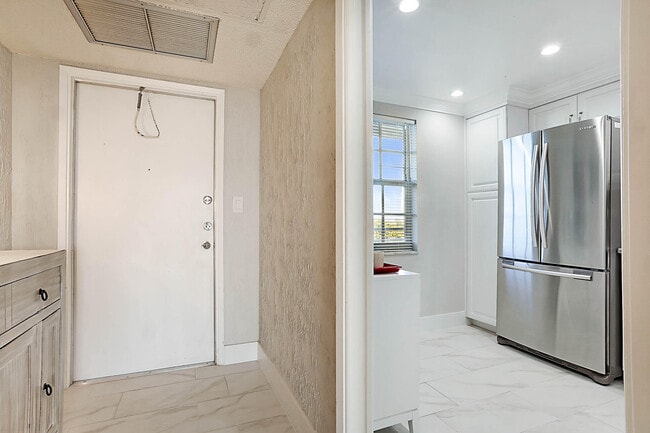 Building Photo - 575 Oaks Ln Unit 703