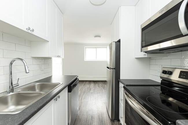 Building Photo - 135 Connaught