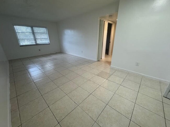 Photo - Lakeview Apartments - 5911 SW 41 St