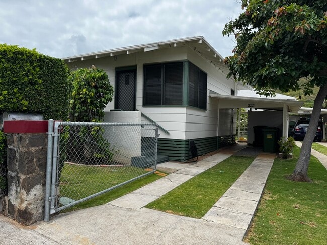 Building Photo - Charming 2/1/2 House on Hinano St. in the Kaimuki/Diamond Head area