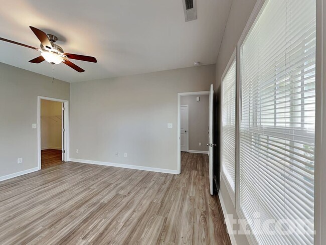 Photo - 239 Grovemere Ln