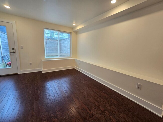 Photo - Modern Bright bi level 2 bed 2 bath apartm...